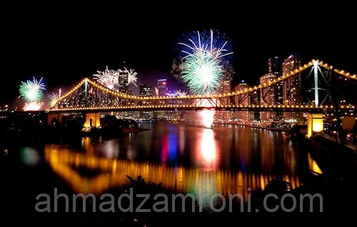 Pemandangan Story Bridge saat Pesta kembang api dalam rangka penutupan River Festival  dengan latar belakang gedung-gedung di pusat kota Brisbane, Australia.
