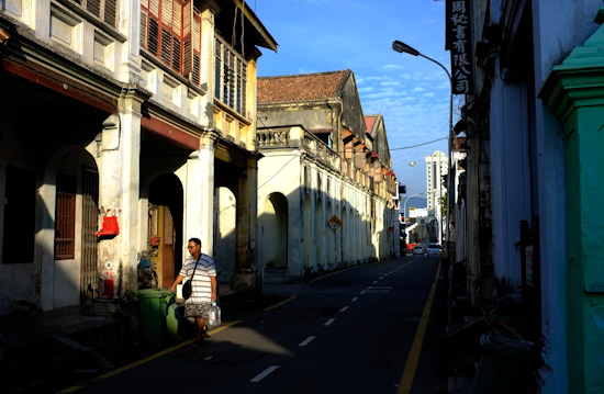 Suasana pagi di lorong-lorong Kota George Town, Penang. Walaupun padat susasana kota ini masih terasa santai.