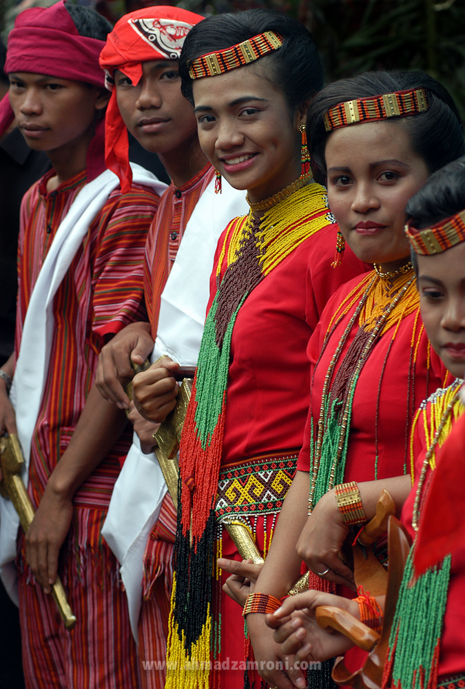 PENERIMA TAMU. Dengan senyum ramah, petugas penerima tamu yang mengenakan baju tradisional khas Toraja menyambut para pelayat. Funeral, Toraja, Indonesia