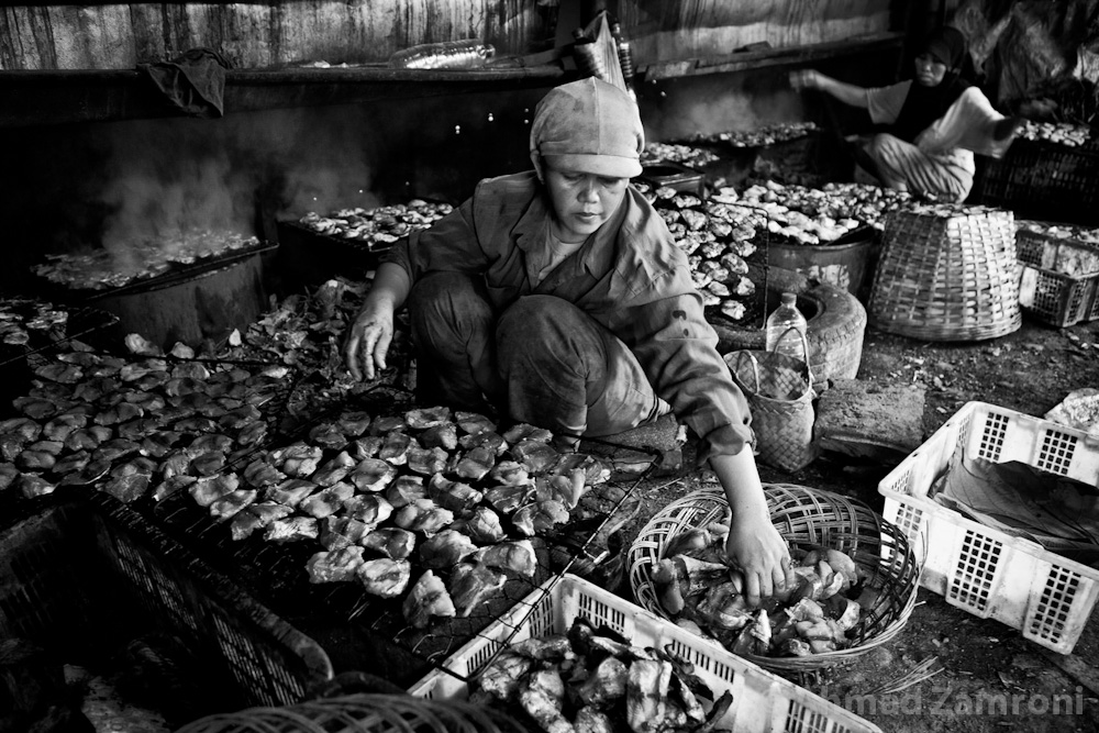 The Chimney Village Kampung Kobong’s smokehouses have been producing Semarang’s popular smoked fish for the last two decades. Text and Photos By Ahmad Zamroni