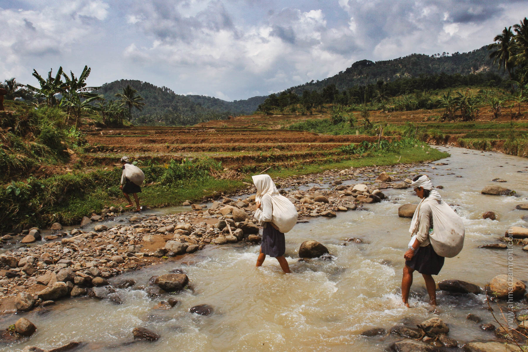 Zakri, Sanip and Sarip cross the river. They pass 14 rivers in their journey to Jakarta. 