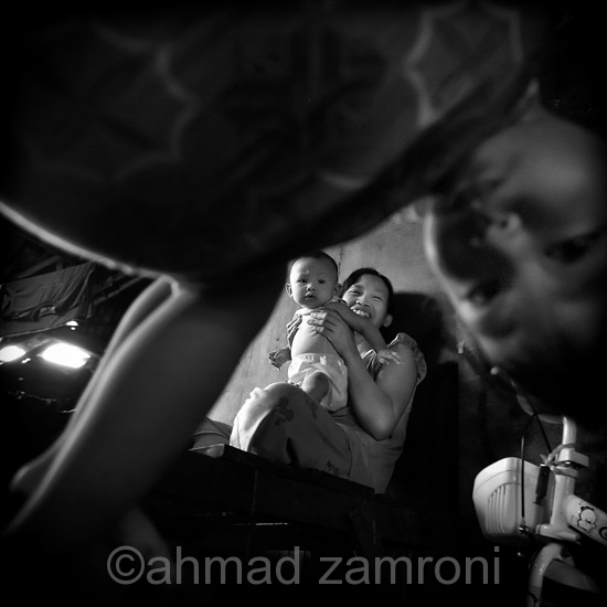 Seorang ibu bermain dengan anaknya di permukiman kumuh di kawasan pedongkelan, Jakarta. (7/5/2007).