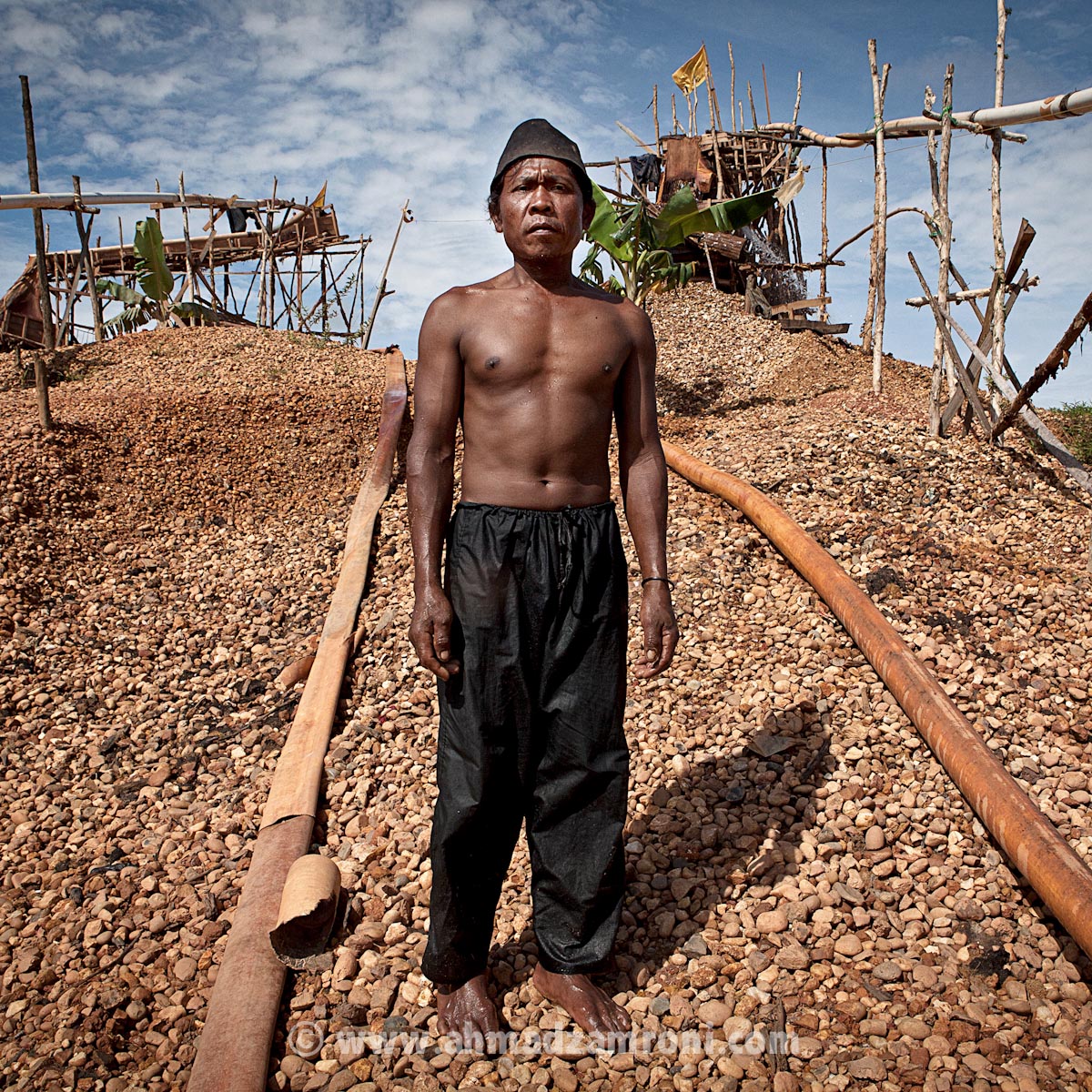 Samsul, 48 yo work as traditional miner for 15 years.